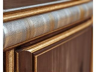 Detalhe de móvel com toques de metalização dourada e prateada