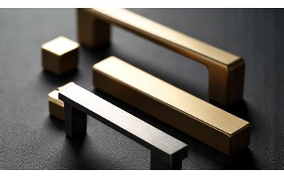 Variedade de puxadores e dobradiças em metal, latão e bronze, com design clássico e moderno